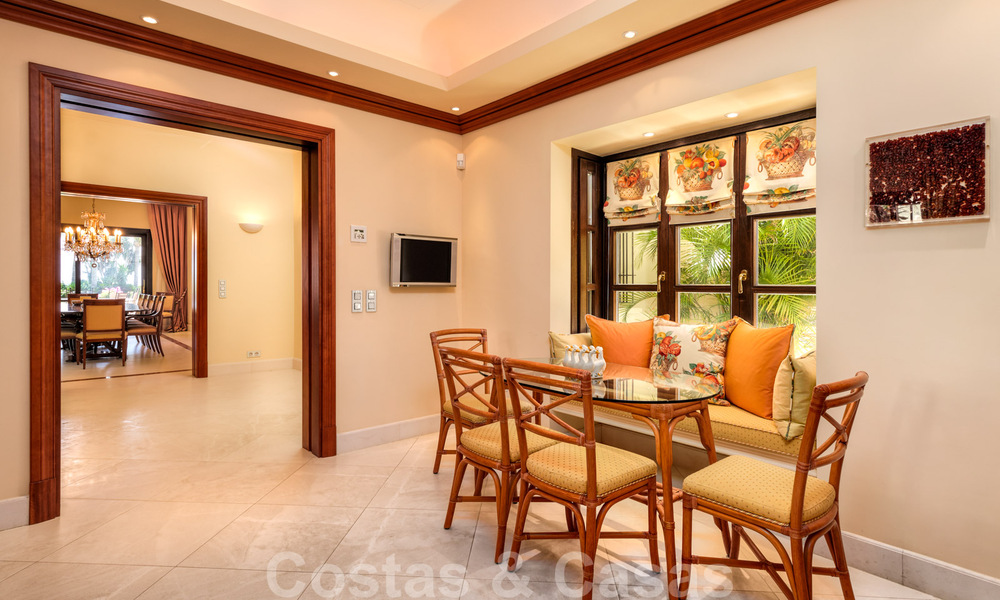 Twee naast elkaar gelegen luxevilla´s te koop op één domein gebouwd in een klassieke-mediterrane stijl met schitterend panoramisch zeezicht in een gated community op de Golden Mile, Marbella 33098