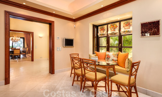 Twee naast elkaar gelegen luxevilla´s te koop op één domein gebouwd in een klassieke-mediterrane stijl met schitterend panoramisch zeezicht in een gated community op de Golden Mile, Marbella 33098 