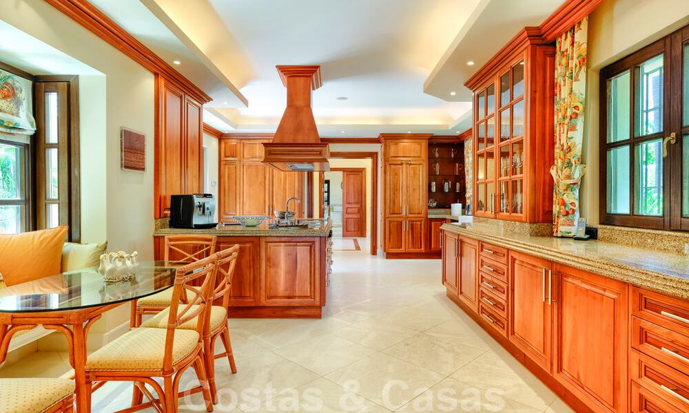 Twee naast elkaar gelegen luxevilla´s te koop op één domein gebouwd in een klassieke-mediterrane stijl met schitterend panoramisch zeezicht in een gated community op de Golden Mile, Marbella 33101