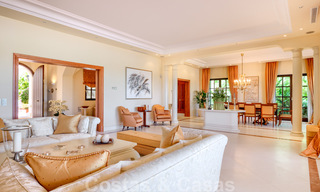 Twee naast elkaar gelegen luxevilla´s te koop op één domein gebouwd in een klassieke-mediterrane stijl met schitterend panoramisch zeezicht in een gated community op de Golden Mile, Marbella 33106 