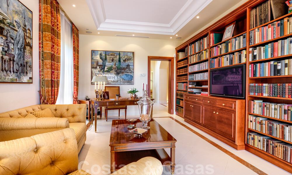 Twee naast elkaar gelegen luxevilla´s te koop op één domein gebouwd in een klassieke-mediterrane stijl met schitterend panoramisch zeezicht in een gated community op de Golden Mile, Marbella 33109