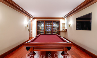 Twee naast elkaar gelegen luxevilla´s te koop op één domein gebouwd in een klassieke-mediterrane stijl met schitterend panoramisch zeezicht in een gated community op de Golden Mile, Marbella 33118 