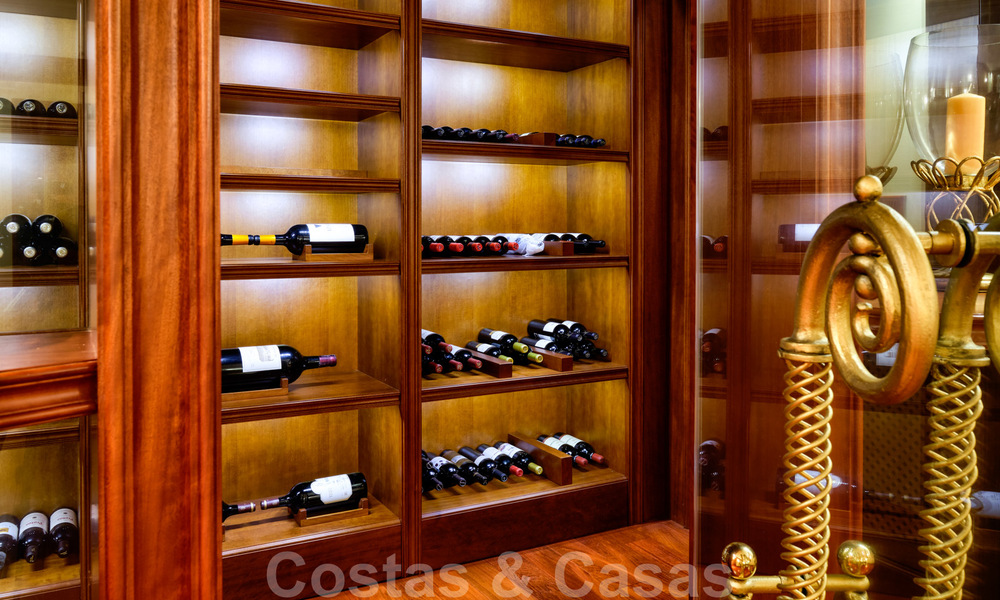 Twee naast elkaar gelegen luxevilla´s te koop op één domein gebouwd in een klassieke-mediterrane stijl met schitterend panoramisch zeezicht in een gated community op de Golden Mile, Marbella 33119