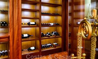 Twee naast elkaar gelegen luxevilla´s te koop op één domein gebouwd in een klassieke-mediterrane stijl met schitterend panoramisch zeezicht in een gated community op de Golden Mile, Marbella 33119 