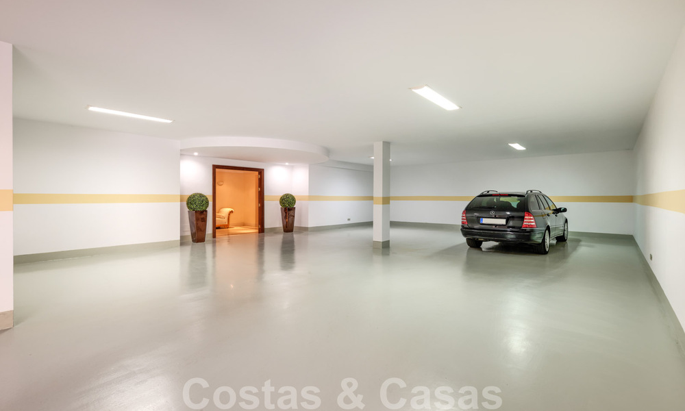 Twee naast elkaar gelegen luxevilla´s te koop op één domein gebouwd in een klassieke-mediterrane stijl met schitterend panoramisch zeezicht in een gated community op de Golden Mile, Marbella 33121