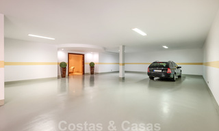 Twee naast elkaar gelegen luxevilla´s te koop op één domein gebouwd in een klassieke-mediterrane stijl met schitterend panoramisch zeezicht in een gated community op de Golden Mile, Marbella 33121 