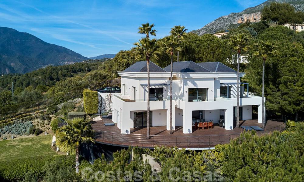 Eigentijdse villa te koop te midden de natuur met verbluffend uitzicht over het meer, de bergen en de zee vlak bij Marbella 33126