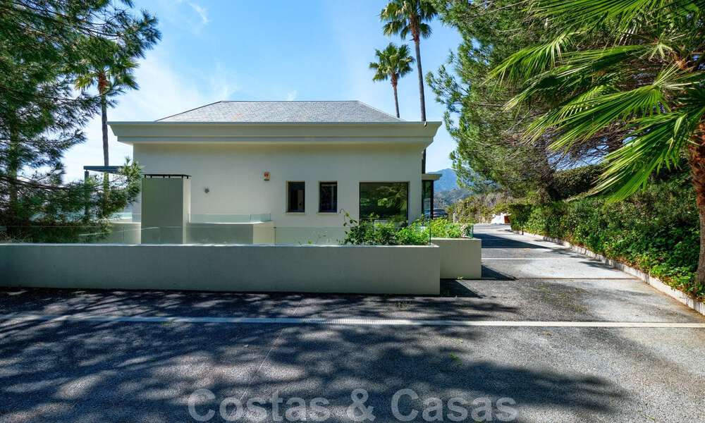 Eigentijdse villa te koop te midden de natuur met verbluffend uitzicht over het meer, de bergen en de zee vlak bij Marbella 33127