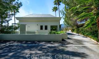 Eigentijdse villa te koop te midden de natuur met verbluffend uitzicht over het meer, de bergen en de zee vlak bij Marbella 33127 