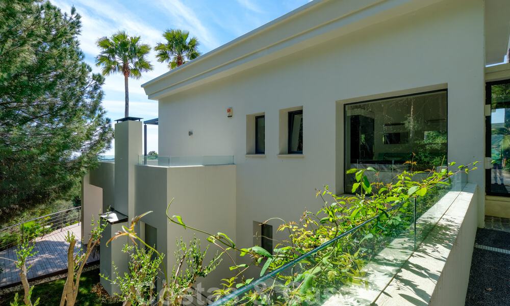 Eigentijdse villa te koop te midden de natuur met verbluffend uitzicht over het meer, de bergen en de zee vlak bij Marbella 33128