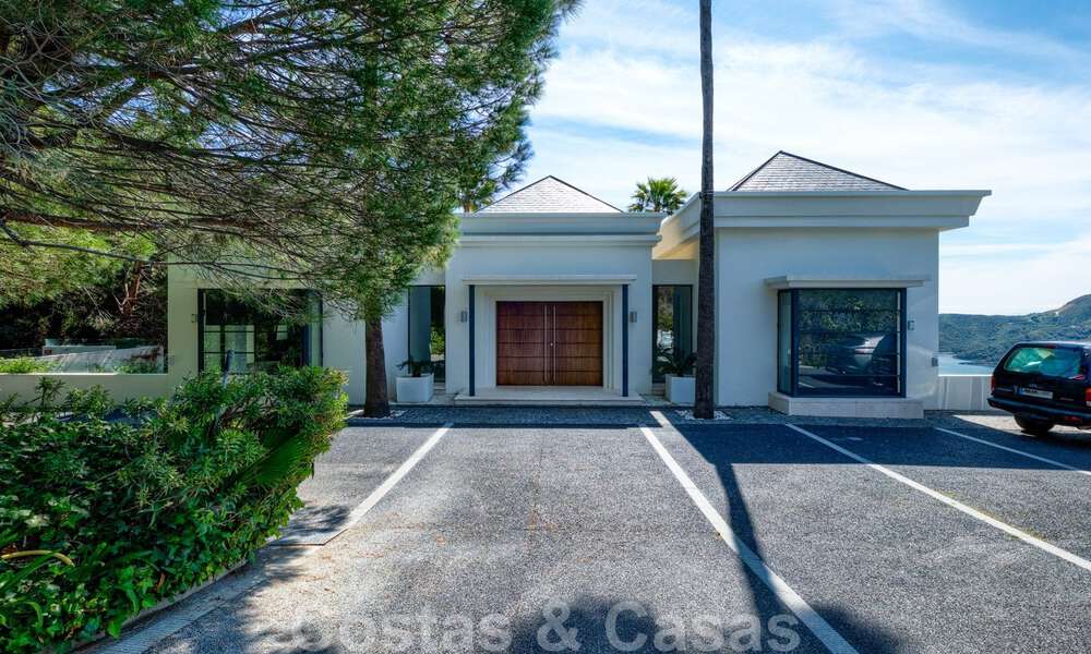 Eigentijdse villa te koop te midden de natuur met verbluffend uitzicht over het meer, de bergen en de zee vlak bij Marbella 33129