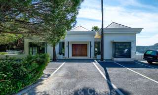 Eigentijdse villa te koop te midden de natuur met verbluffend uitzicht over het meer, de bergen en de zee vlak bij Marbella 33129 