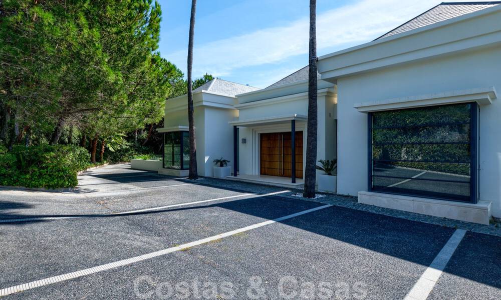 Eigentijdse villa te koop te midden de natuur met verbluffend uitzicht over het meer, de bergen en de zee vlak bij Marbella 33130