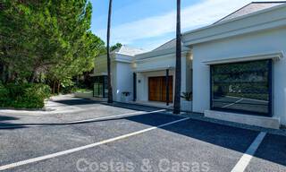 Eigentijdse villa te koop te midden de natuur met verbluffend uitzicht over het meer, de bergen en de zee vlak bij Marbella 33130 