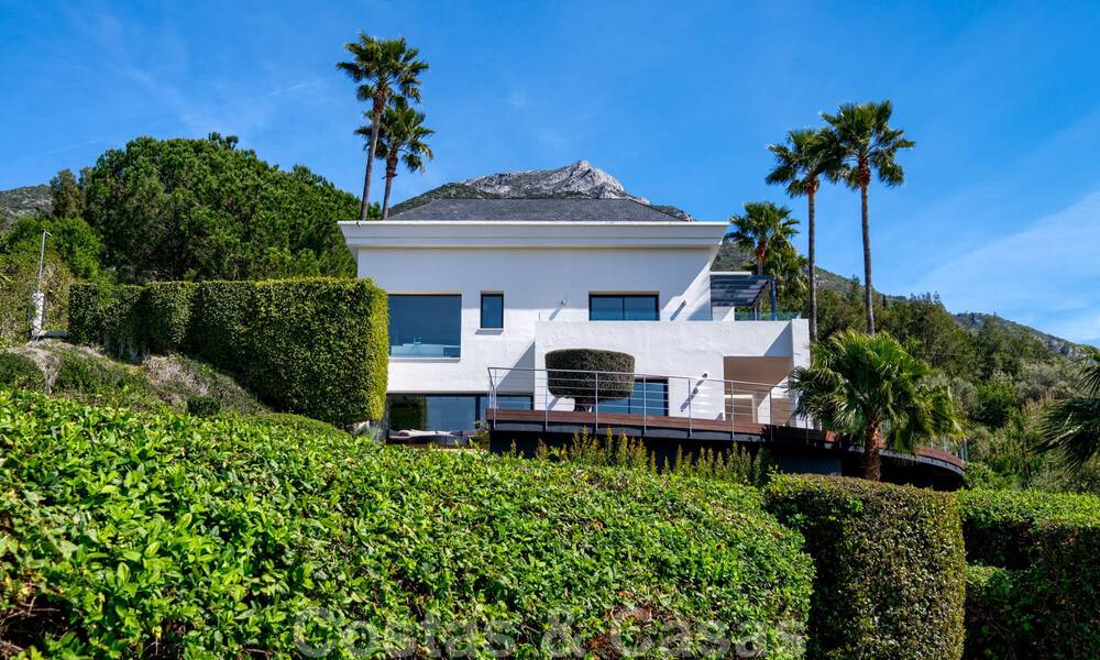 Eigentijdse villa te koop te midden de natuur met verbluffend uitzicht over het meer, de bergen en de zee vlak bij Marbella 33138