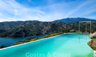Eigentijdse villa te koop te midden de natuur met verbluffend uitzicht over het meer, de bergen en de zee vlak bij Marbella 33139 