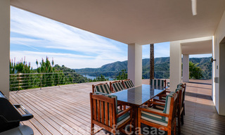 Eigentijdse villa te koop te midden de natuur met verbluffend uitzicht over het meer, de bergen en de zee vlak bij Marbella 33148 