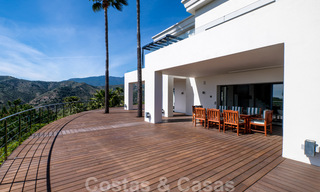 Eigentijdse villa te koop te midden de natuur met verbluffend uitzicht over het meer, de bergen en de zee vlak bij Marbella 33149 