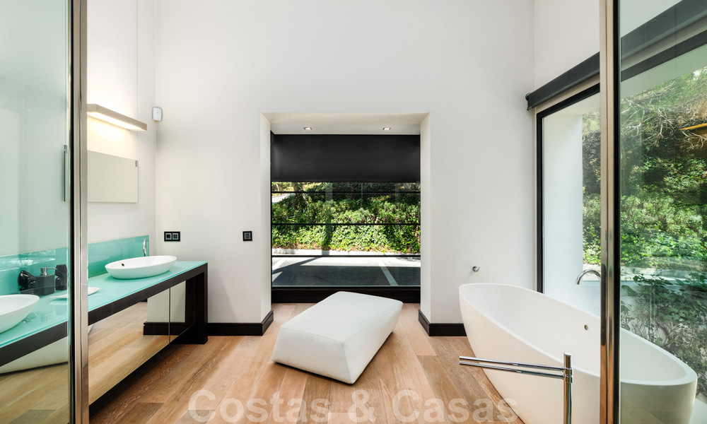 Eigentijdse villa te koop te midden de natuur met verbluffend uitzicht over het meer, de bergen en de zee vlak bij Marbella 33152