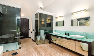 Eigentijdse villa te koop te midden de natuur met verbluffend uitzicht over het meer, de bergen en de zee vlak bij Marbella 33153 