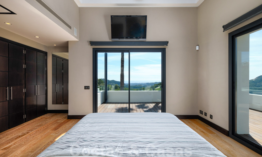 Eigentijdse villa te koop te midden de natuur met verbluffend uitzicht over het meer, de bergen en de zee vlak bij Marbella 33156