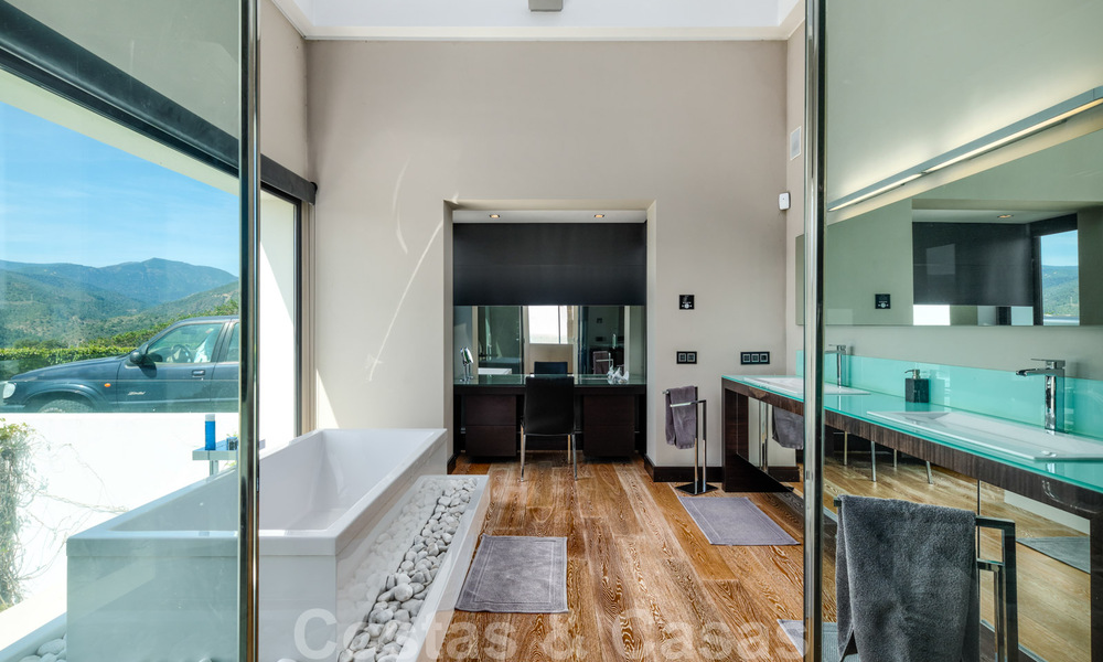 Eigentijdse villa te koop te midden de natuur met verbluffend uitzicht over het meer, de bergen en de zee vlak bij Marbella 33157