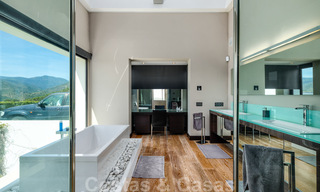 Eigentijdse villa te koop te midden de natuur met verbluffend uitzicht over het meer, de bergen en de zee vlak bij Marbella 33157 