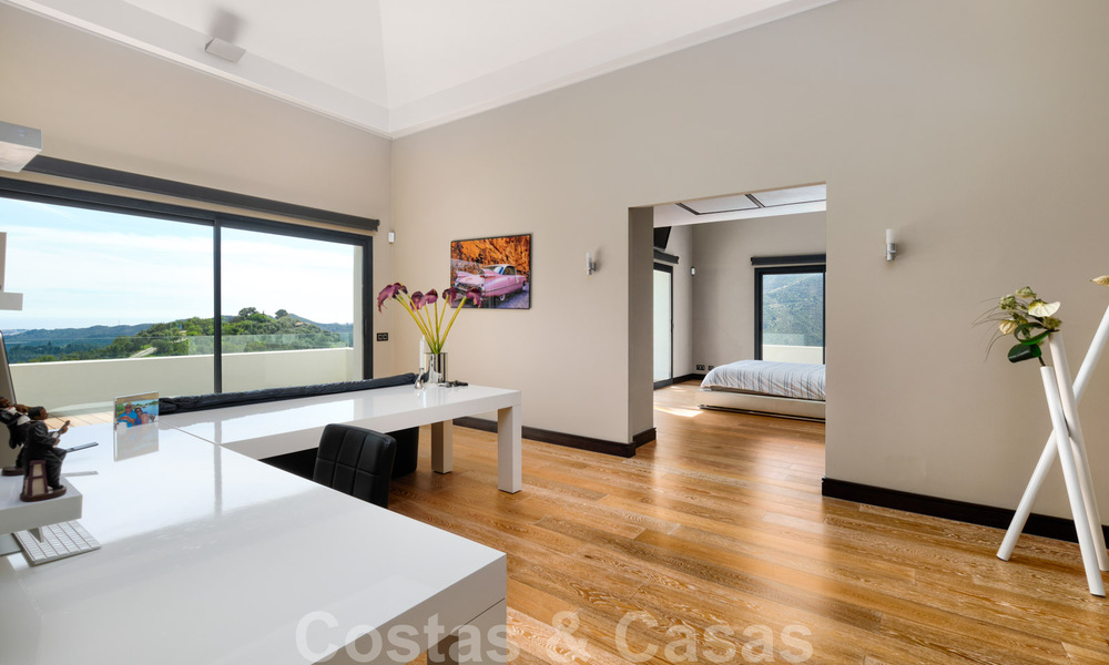 Eigentijdse villa te koop te midden de natuur met verbluffend uitzicht over het meer, de bergen en de zee vlak bij Marbella 33161