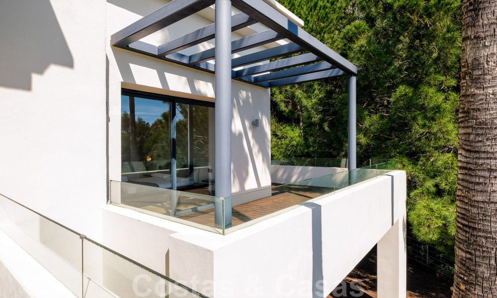 Eigentijdse villa te koop te midden de natuur met verbluffend uitzicht over het meer, de bergen en de zee vlak bij Marbella 33162