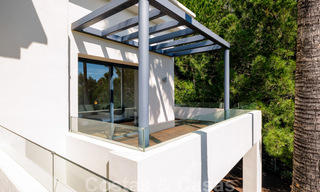 Eigentijdse villa te koop te midden de natuur met verbluffend uitzicht over het meer, de bergen en de zee vlak bij Marbella 33162 