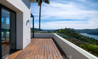 Eigentijdse villa te koop te midden de natuur met verbluffend uitzicht over het meer, de bergen en de zee vlak bij Marbella 33165 