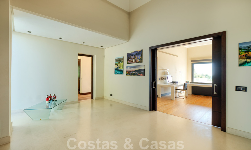 Eigentijdse villa te koop te midden de natuur met verbluffend uitzicht over het meer, de bergen en de zee vlak bij Marbella 33166