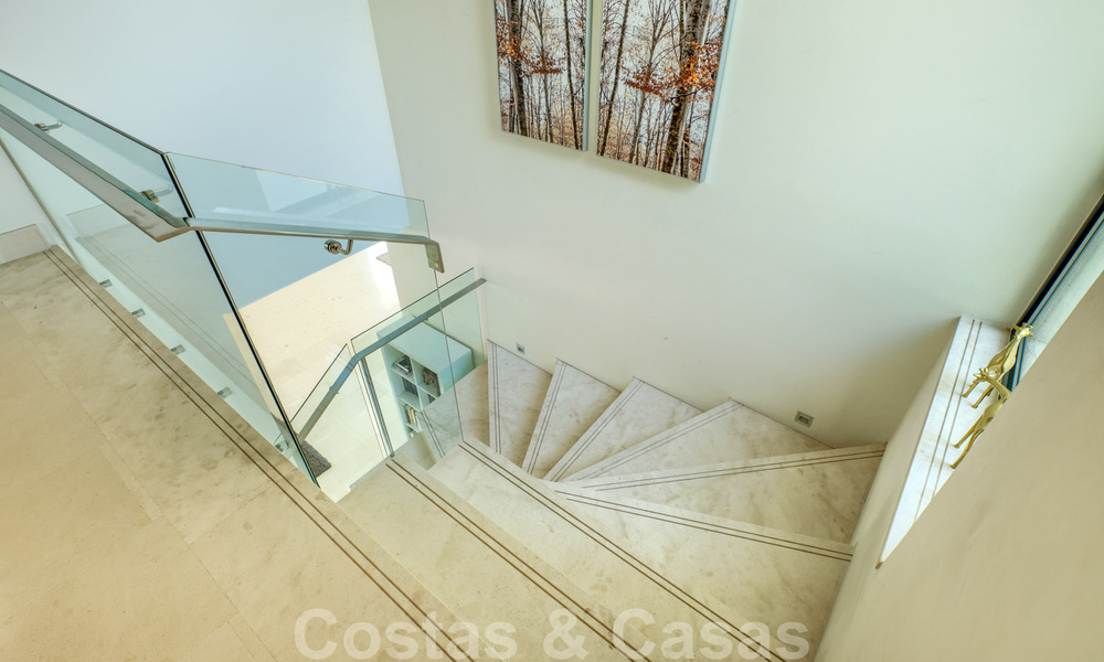 Eigentijdse villa te koop te midden de natuur met verbluffend uitzicht over het meer, de bergen en de zee vlak bij Marbella 33167