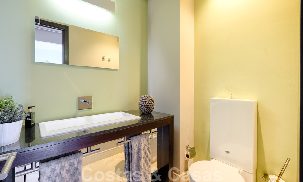 Eigentijdse villa te koop te midden de natuur met verbluffend uitzicht over het meer, de bergen en de zee vlak bij Marbella 33168