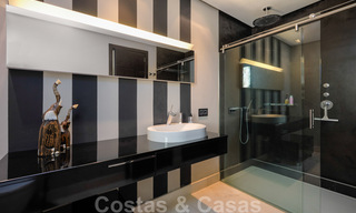 Eigentijdse villa te koop te midden de natuur met verbluffend uitzicht over het meer, de bergen en de zee vlak bij Marbella 33170 