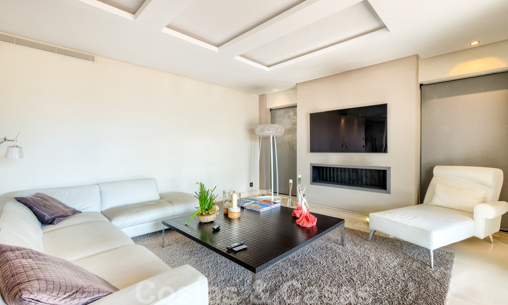 Eigentijdse villa te koop te midden de natuur met verbluffend uitzicht over het meer, de bergen en de zee vlak bij Marbella 33172