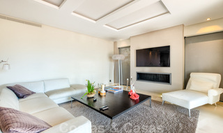 Eigentijdse villa te koop te midden de natuur met verbluffend uitzicht over het meer, de bergen en de zee vlak bij Marbella 33172 