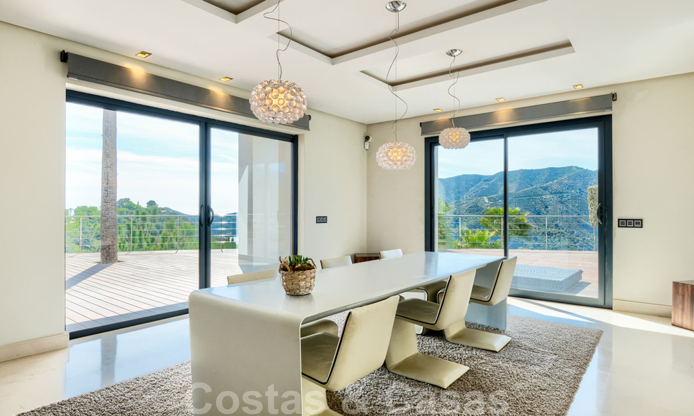 Eigentijdse villa te koop te midden de natuur met verbluffend uitzicht over het meer, de bergen en de zee vlak bij Marbella 33176