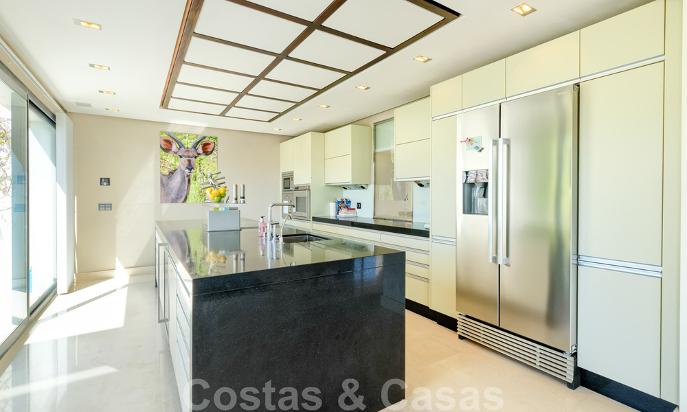 Eigentijdse villa te koop te midden de natuur met verbluffend uitzicht over het meer, de bergen en de zee vlak bij Marbella 33177