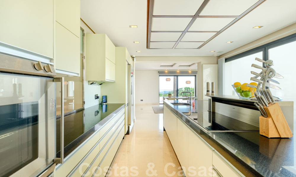 Eigentijdse villa te koop te midden de natuur met verbluffend uitzicht over het meer, de bergen en de zee vlak bij Marbella 33178