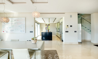 Eigentijdse villa te koop te midden de natuur met verbluffend uitzicht over het meer, de bergen en de zee vlak bij Marbella 33179 