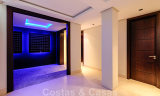 Eigentijdse villa te koop te midden de natuur met verbluffend uitzicht over het meer, de bergen en de zee vlak bij Marbella 33180 