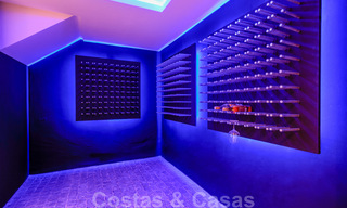 Eigentijdse villa te koop te midden de natuur met verbluffend uitzicht over het meer, de bergen en de zee vlak bij Marbella 33181 