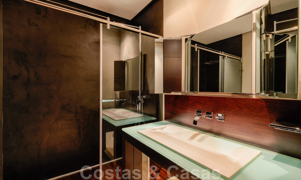 Eigentijdse villa te koop te midden de natuur met verbluffend uitzicht over het meer, de bergen en de zee vlak bij Marbella 33182