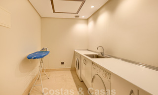 Eigentijdse villa te koop te midden de natuur met verbluffend uitzicht over het meer, de bergen en de zee vlak bij Marbella 33186 