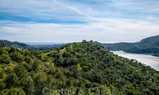 Eigentijdse villa te koop te midden de natuur met verbluffend uitzicht over het meer, de bergen en de zee vlak bij Marbella 33187 