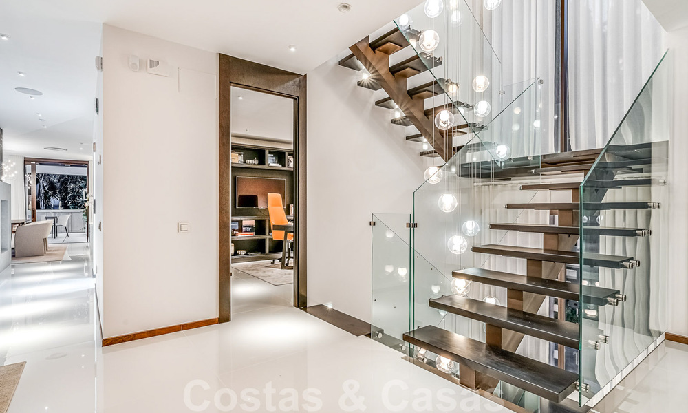 Instapklare, nieuwe, moderne, beachside villa te koop op de Golden Mile op wandelafstand van Marbella centrum en alle voorzieningen 33188