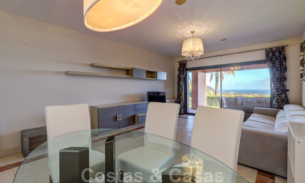 Luxe appartement te koop met privétuin en zeezicht in een luxueus vijfsterren golfresort in Benahavis - Marbella 33314