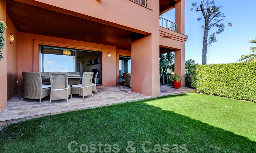 Luxe appartement te koop met privétuin en zeezicht in een luxueus vijfsterren golfresort in Benahavis - Marbella 33326