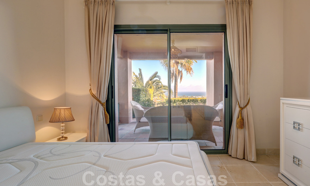 Luxe appartement te koop met privétuin en zeezicht in een luxueus vijfsterren golfresort in Benahavis - Marbella 33351